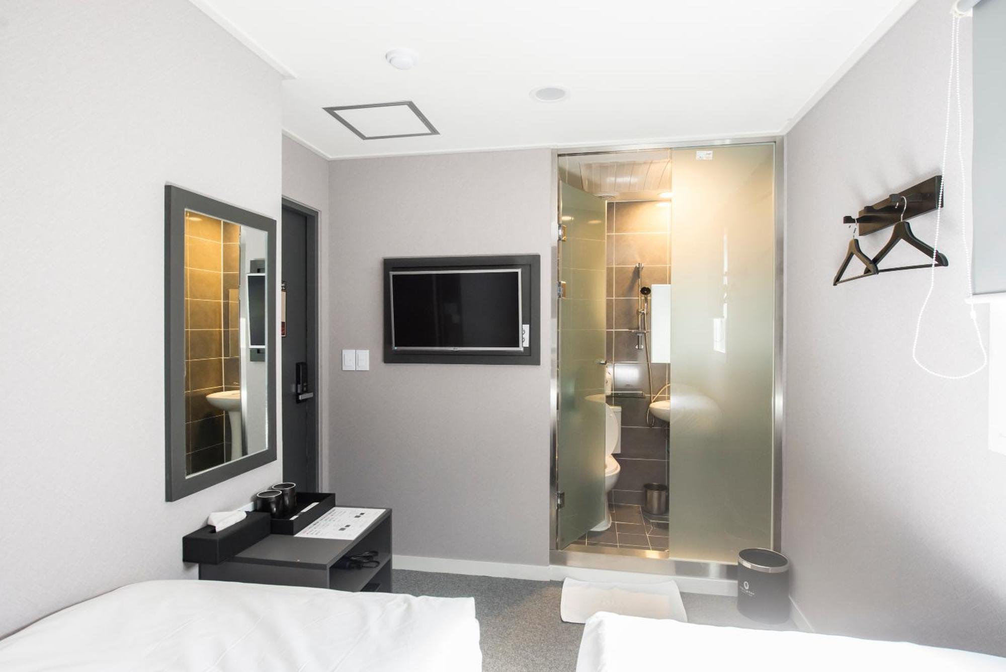 Philstay Myeongdong Metro Сеул Стая снимка